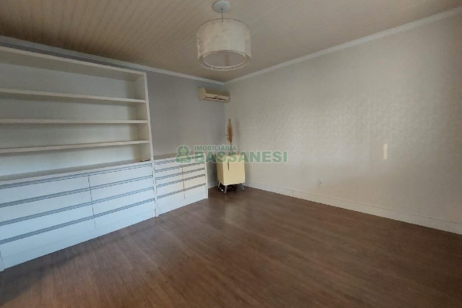 Casa com 500m², 4 dormitórios, 1 vaga, no bairro São Luiz em Caxias do Sul para Alugar