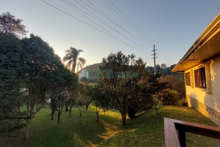 Casa com 500m², 4 dormitórios, 1 vaga, no bairro São Luiz em Caxias do Sul para Alugar