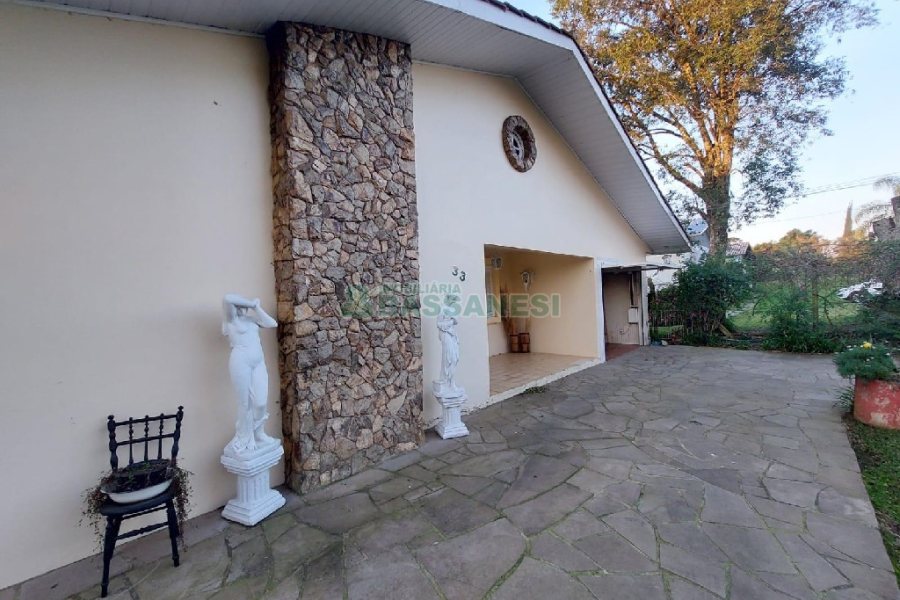 Casa Comercial com 500m², 4 dormitórios, 1 vaga, no bairro São Luiz em Caxias do Sul para Alugar