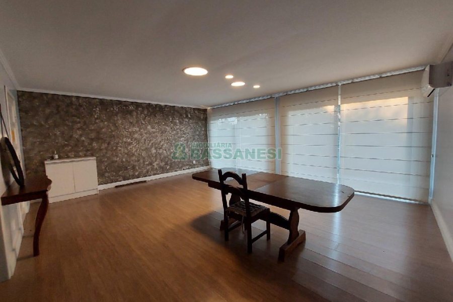 Casa Comercial com 500m², 4 dormitórios, 1 vaga, no bairro São Luiz em Caxias do Sul para Alugar