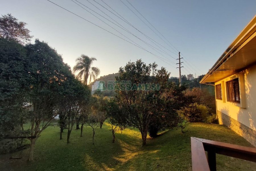 Casa Comercial com 500m², 4 dormitórios, 1 vaga, no bairro São Luiz em Caxias do Sul para Alugar