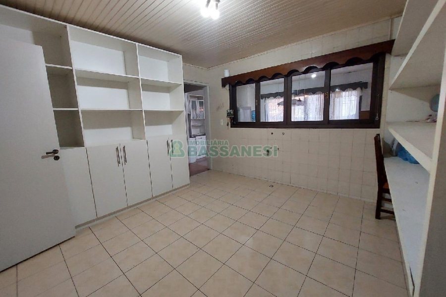 Casa Comercial com 500m², 4 dormitórios, 1 vaga, no bairro São Luiz em Caxias do Sul para Alugar