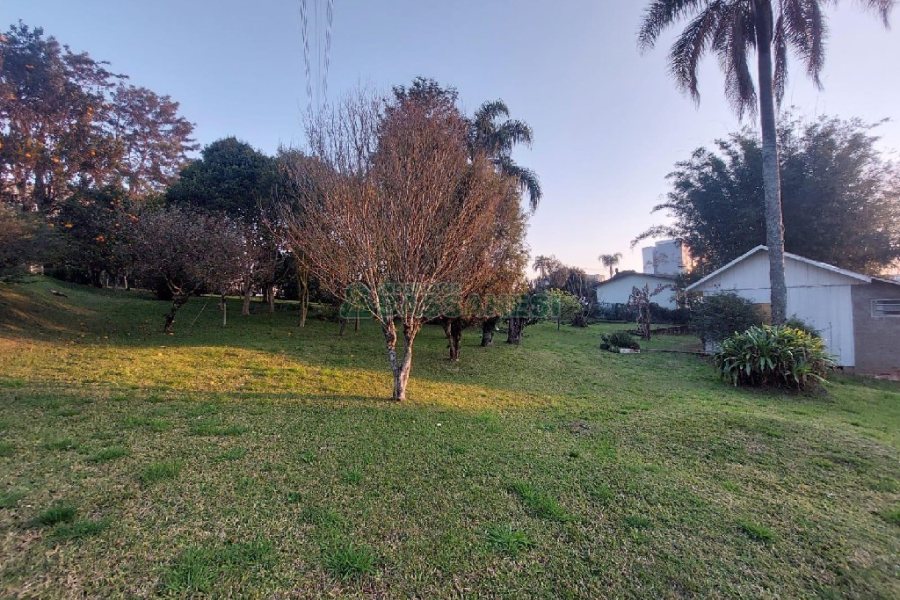 Casa Comercial com 500m², 4 dormitórios, 1 vaga, no bairro São Luiz em Caxias do Sul para Alugar