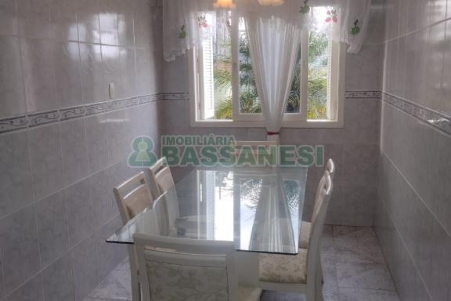 Casa com 136m², 2 dormitórios, 2 vagas, no bairro Salgado Filho em Caxias do Sul para Comprar