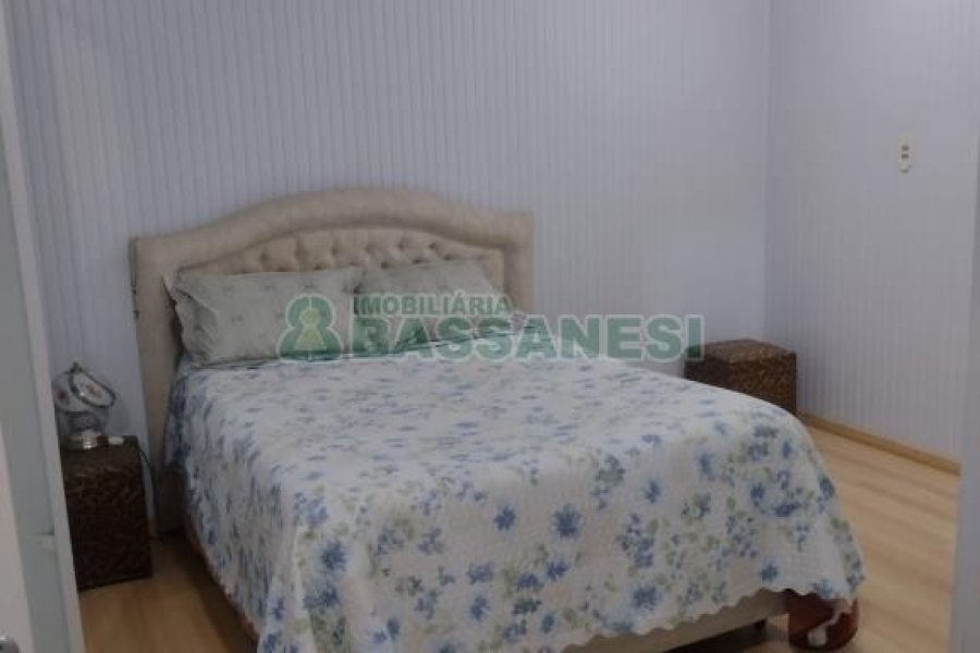 Casa com 136m², 2 dormitórios, 2 vagas, no bairro Salgado Filho em Caxias do Sul para Comprar