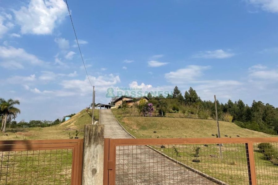 Chácara com 360m², 3 dormitórios, 1 vaga, no bairro Vila Cristina em Caxias do Sul para Comprar