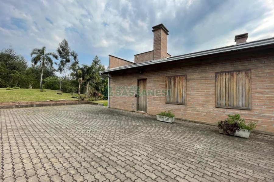 Chácara com 360m², 3 dormitórios, 1 vaga, no bairro Vila Cristina em Caxias do Sul para Comprar