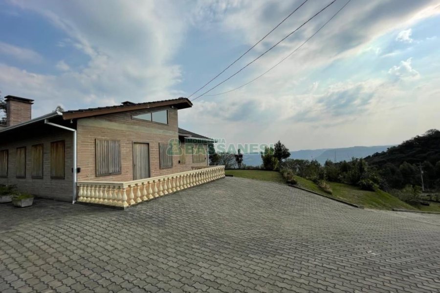 Chácara com 360m², 3 dormitórios, 1 vaga, no bairro Vila Cristina em Caxias do Sul para Comprar