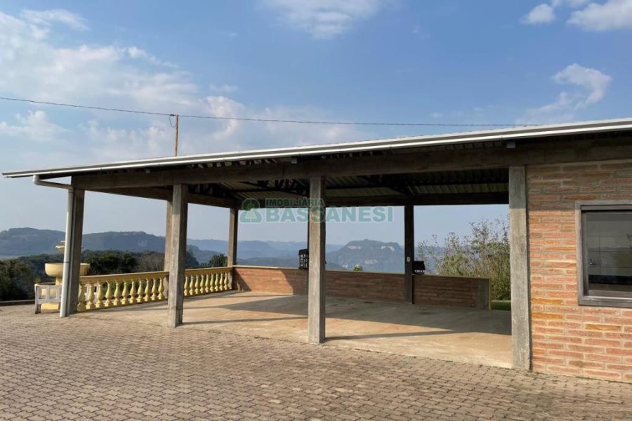 Chácara com 360m², 3 dormitórios, 1 vaga, no bairro Vila Cristina em Caxias do Sul para Comprar