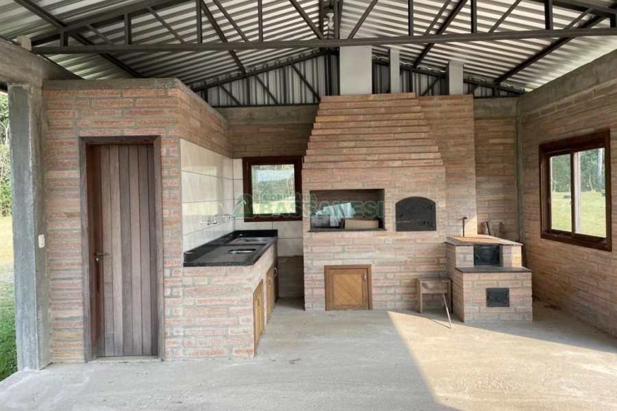 Chácara com 360m², 3 dormitórios, 1 vaga, no bairro Vila Cristina em Caxias do Sul para Comprar