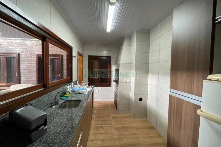 Chácara com 360m², 3 dormitórios, 1 vaga, no bairro Vila Cristina em Caxias do Sul para Comprar