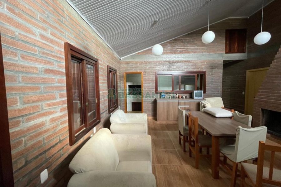 Chácara com 360m², 3 dormitórios, 1 vaga, no bairro Vila Cristina em Caxias do Sul para Comprar