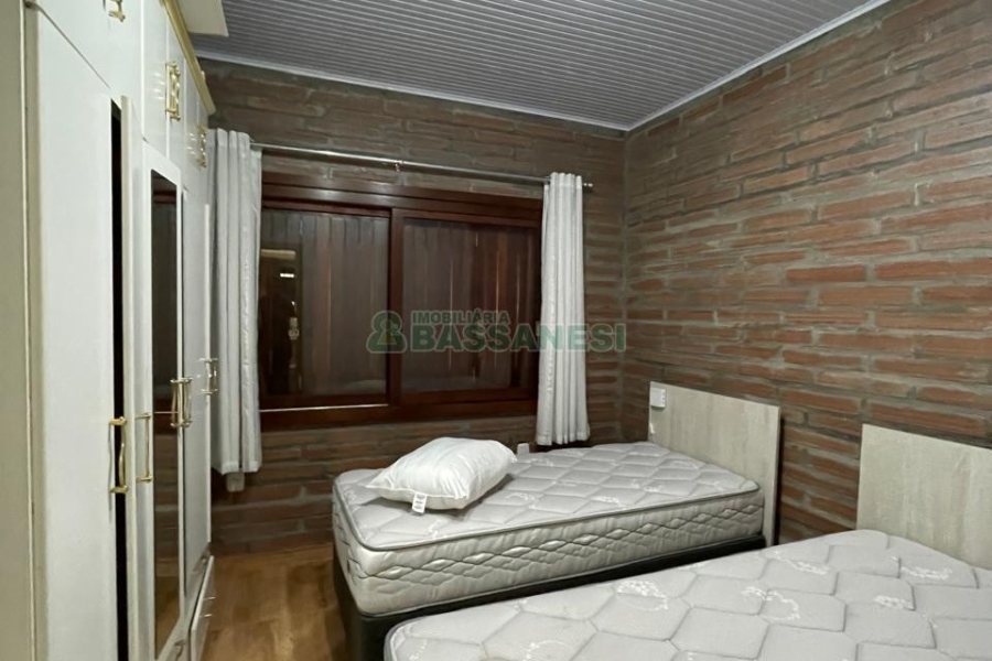 Chácara com 360m², 3 dormitórios, 1 vaga, no bairro Vila Cristina em Caxias do Sul para Comprar