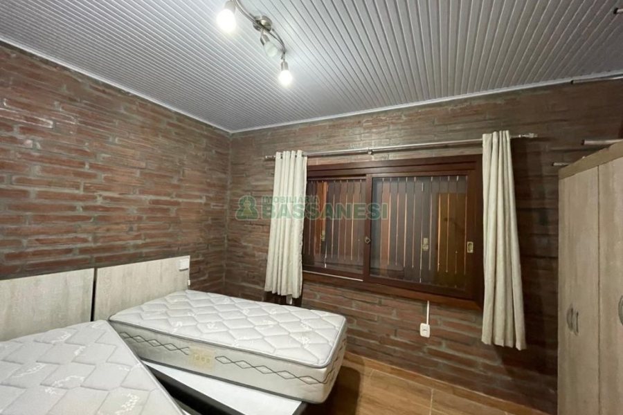 Chácara com 360m², 3 dormitórios, 1 vaga, no bairro Vila Cristina em Caxias do Sul para Comprar