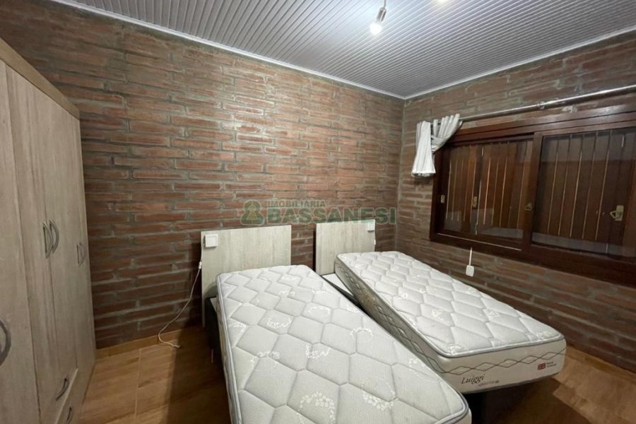Chácara com 360m², 3 dormitórios, 1 vaga, no bairro Vila Cristina em Caxias do Sul para Comprar