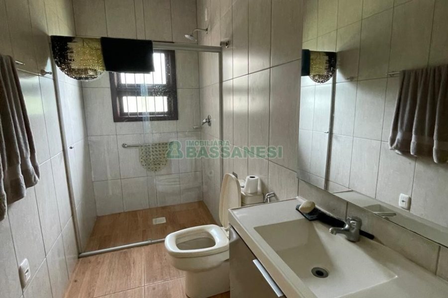 Chácara com 360m², 3 dormitórios, 1 vaga, no bairro Vila Cristina em Caxias do Sul para Comprar