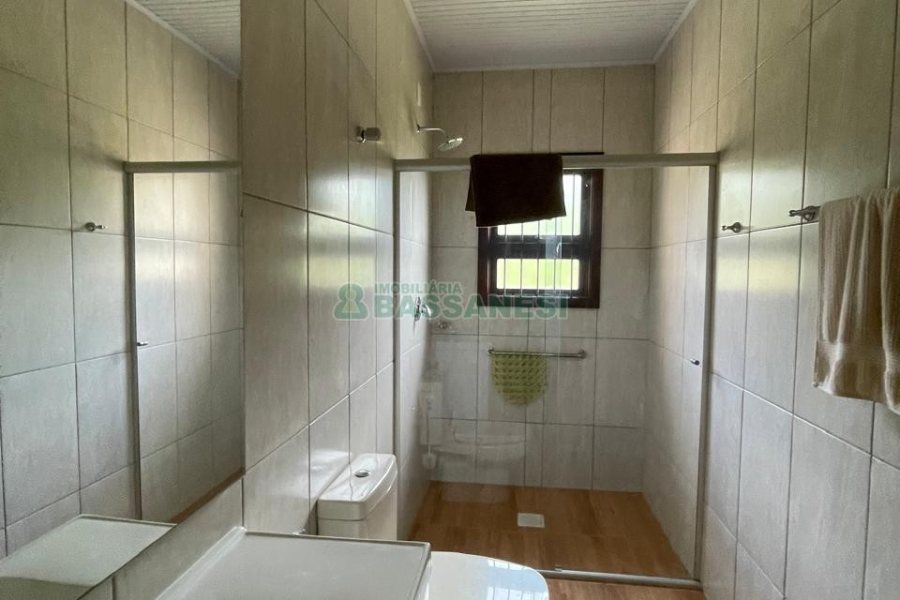 Chácara com 360m², 3 dormitórios, 1 vaga, no bairro Vila Cristina em Caxias do Sul para Comprar