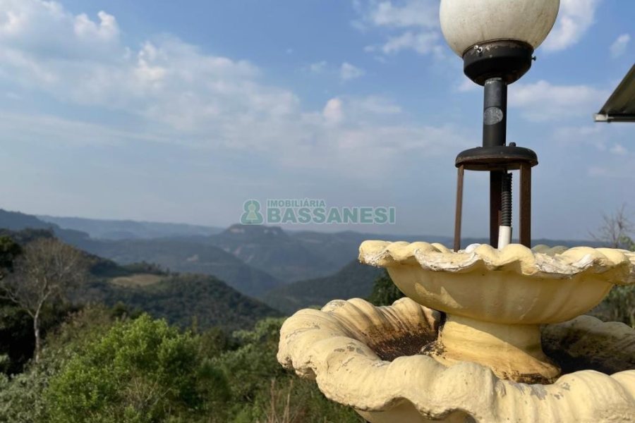 Chácara com 360m², 3 dormitórios, 1 vaga, no bairro Vila Cristina em Caxias do Sul para Comprar