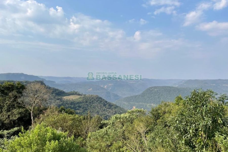 Chácara com 360m², 3 dormitórios, 1 vaga, no bairro Vila Cristina em Caxias do Sul para Comprar