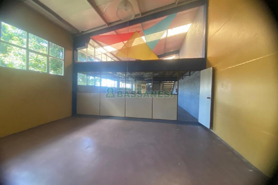 Pavilhão com 600m², 2 vagas, no bairro Bela Vista em Caxias do Sul para Alugar ou Comprar