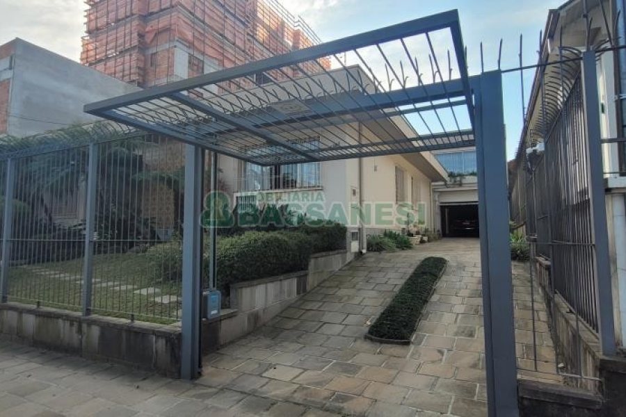 Casa com 500m², 4 dormitórios, 3 vagas, no bairro Santa Catarina em Caxias do Sul para Comprar