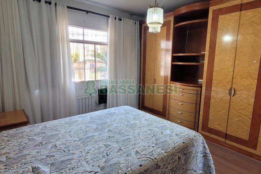 Casa com 500m², 4 dormitórios, 3 vagas, no bairro Santa Catarina em Caxias do Sul para Comprar
