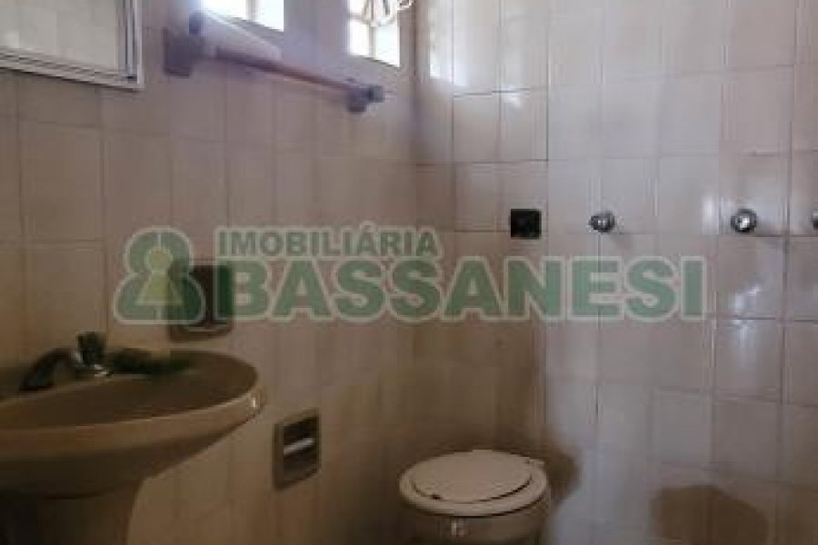 Casa com 500m², 4 dormitórios, 3 vagas, no bairro Santa Catarina em Caxias do Sul para Comprar