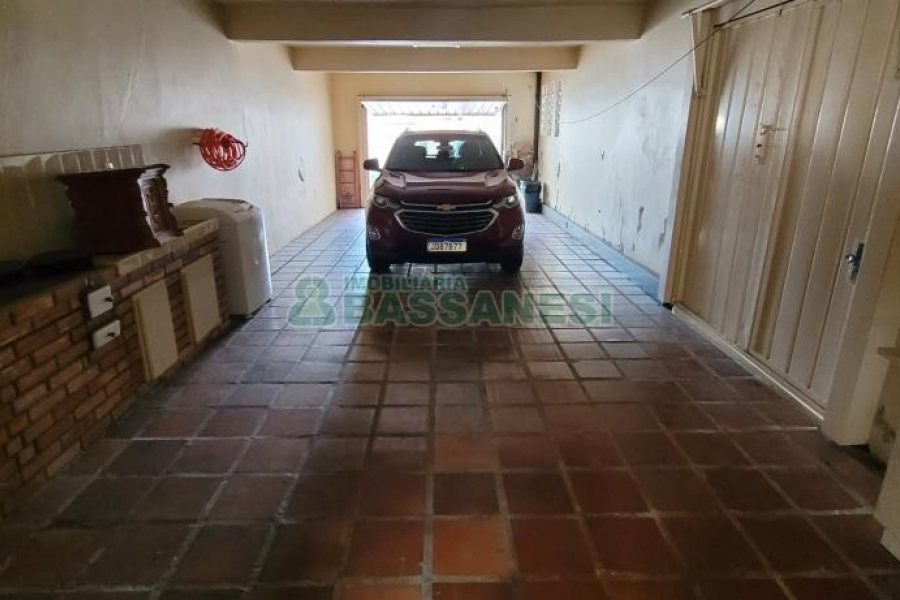 Casa com 500m², 4 dormitórios, 3 vagas, no bairro Santa Catarina em Caxias do Sul para Comprar