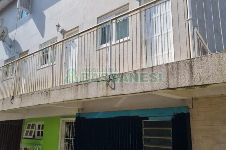 Sobrado com 58m², 2 dormitórios, 1 vaga, no bairro Desvio Rizzo em Caxias do Sul para Comprar