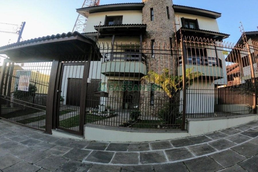 Casa com 353m², 4 dormitórios, 2 vagas, no bairro Petrópolis em Caxias do Sul para Comprar