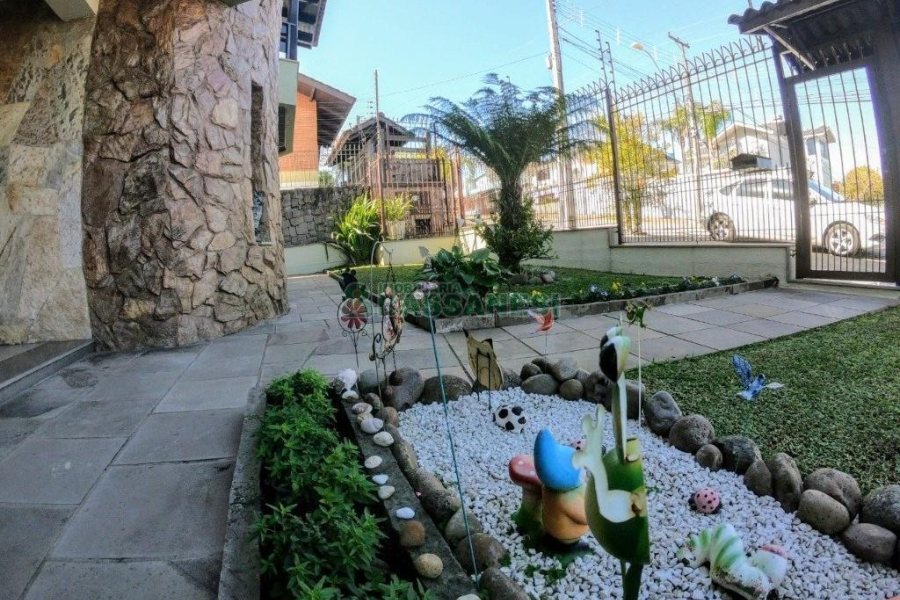 Casa com 353m², 4 dormitórios, 2 vagas, no bairro Petrópolis em Caxias do Sul para Comprar