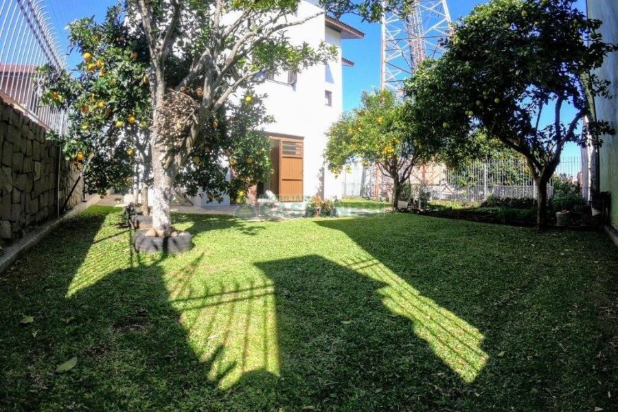 Casa com 353m², 4 dormitórios, 2 vagas, no bairro Petrópolis em Caxias do Sul para Comprar