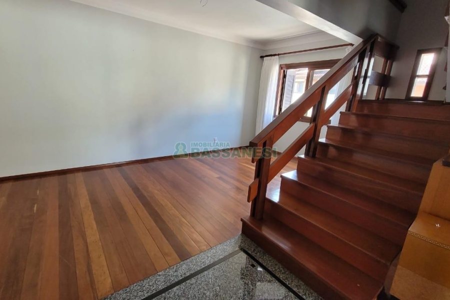 Casa com 353m², 4 dormitórios, 2 vagas, no bairro Petrópolis em Caxias do Sul para Comprar