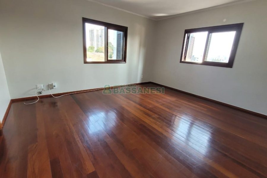 Casa com 353m², 4 dormitórios, 2 vagas, no bairro Petrópolis em Caxias do Sul para Comprar