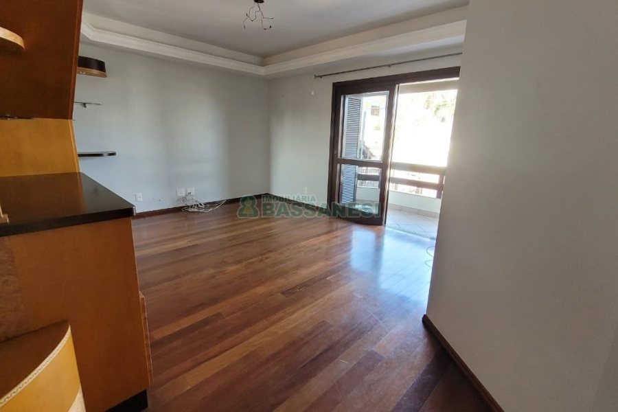 Casa com 353m², 4 dormitórios, 2 vagas, no bairro Petrópolis em Caxias do Sul para Comprar