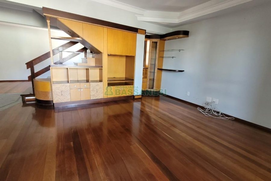 Casa com 353m², 4 dormitórios, 2 vagas, no bairro Petrópolis em Caxias do Sul para Comprar