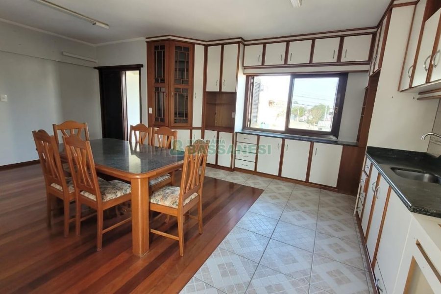 Casa com 353m², 4 dormitórios, 2 vagas, no bairro Petrópolis em Caxias do Sul para Comprar