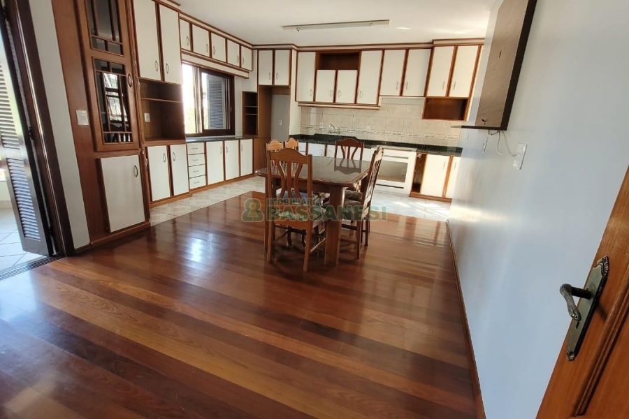 Casa com 353m², 4 dormitórios, 2 vagas, no bairro Petrópolis em Caxias do Sul para Comprar