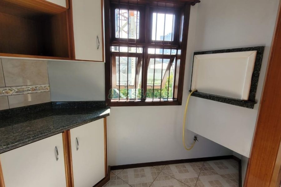 Casa com 353m², 4 dormitórios, 2 vagas, no bairro Petrópolis em Caxias do Sul para Comprar