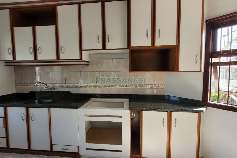 Casa com 353m², 4 dormitórios, 2 vagas, no bairro Petrópolis em Caxias do Sul para Comprar
