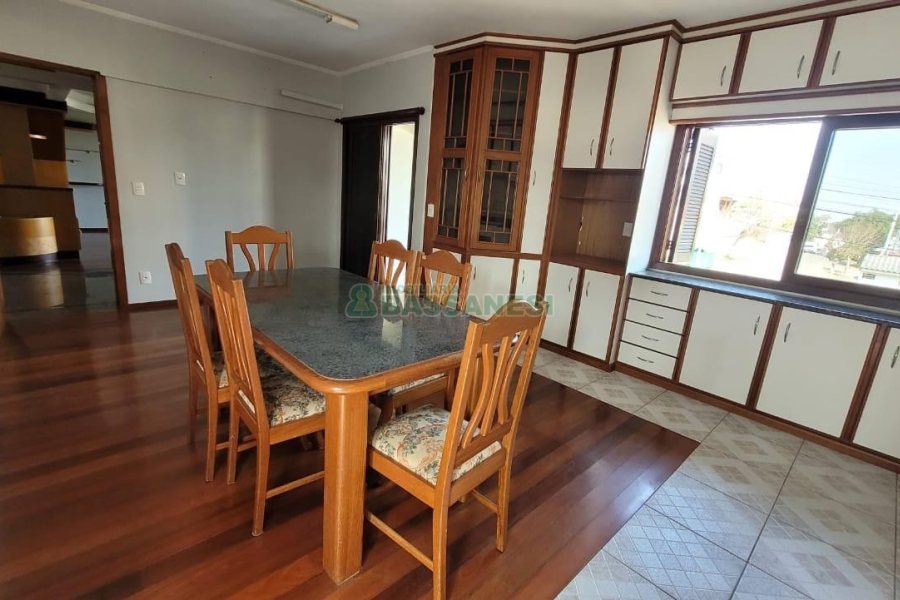Casa com 353m², 4 dormitórios, 2 vagas, no bairro Petrópolis em Caxias do Sul para Comprar
