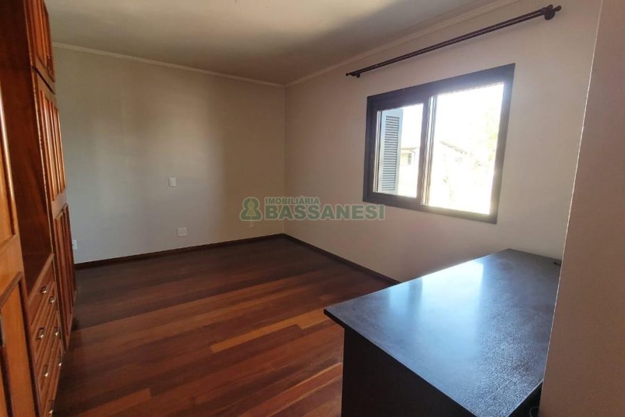 Casa com 353m², 4 dormitórios, 2 vagas, no bairro Petrópolis em Caxias do Sul para Comprar