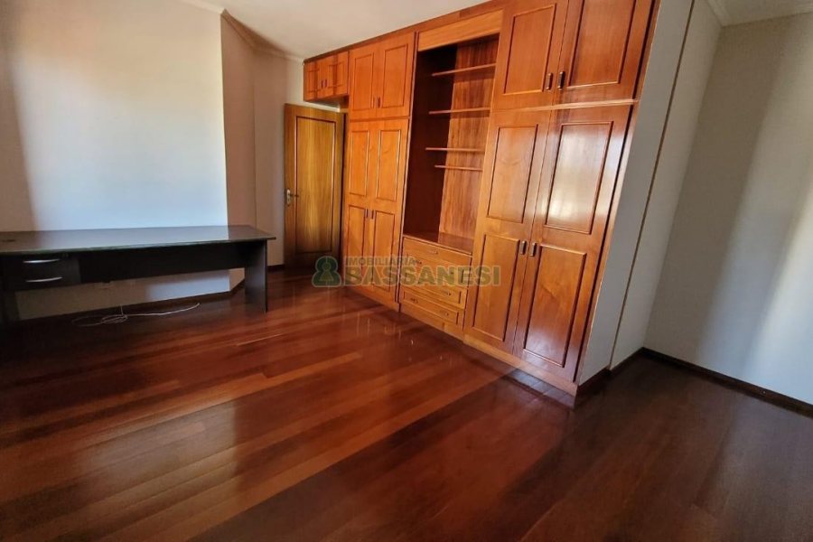 Casa com 353m², 4 dormitórios, 2 vagas, no bairro Petrópolis em Caxias do Sul para Comprar