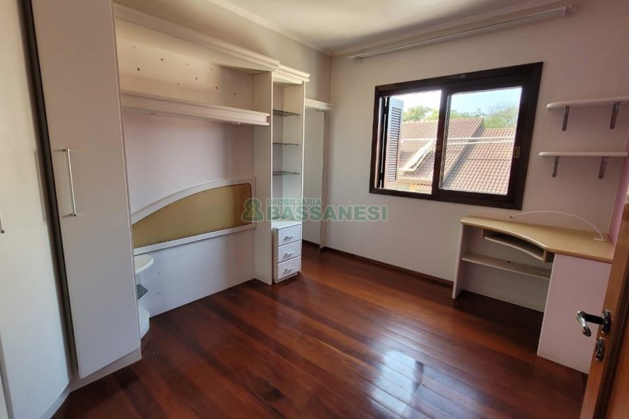 Casa com 353m², 4 dormitórios, 2 vagas, no bairro Petrópolis em Caxias do Sul para Comprar