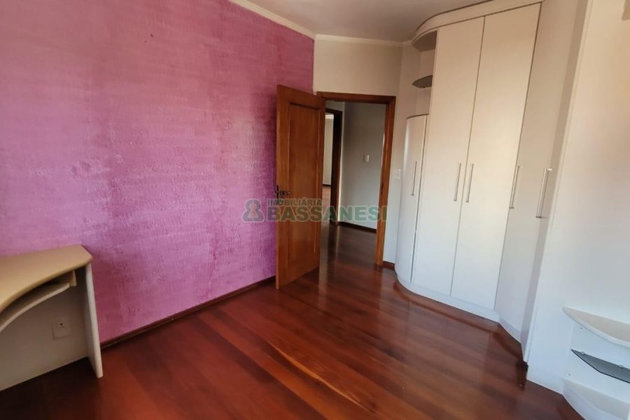 Casa com 353m², 4 dormitórios, 2 vagas, no bairro Petrópolis em Caxias do Sul para Comprar