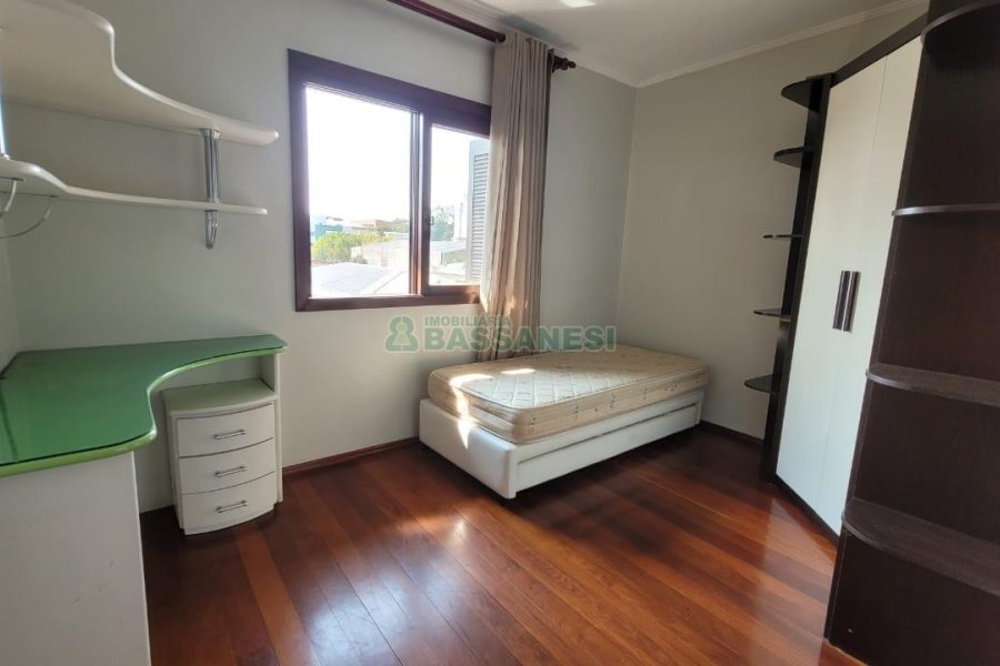Casa com 353m², 4 dormitórios, 2 vagas, no bairro Petrópolis em Caxias do Sul para Comprar
