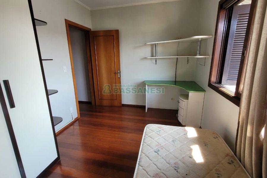 Casa com 353m², 4 dormitórios, 2 vagas, no bairro Petrópolis em Caxias do Sul para Comprar
