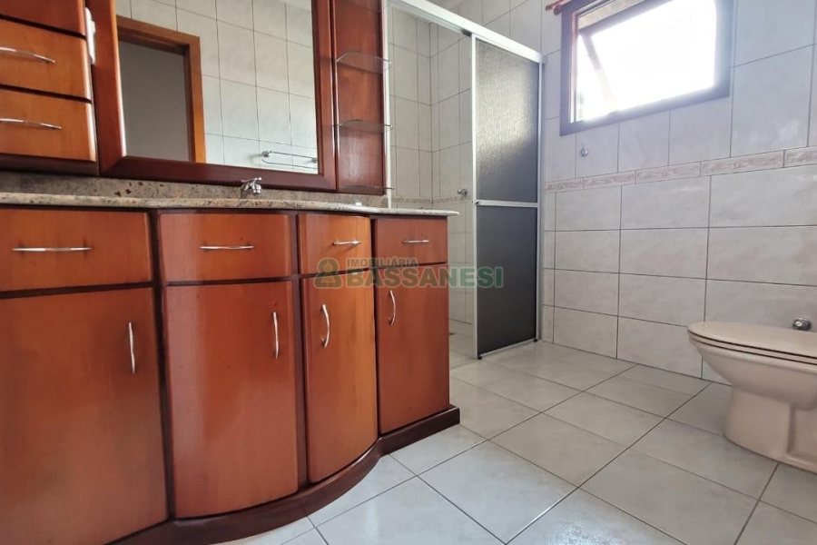 Casa com 353m², 4 dormitórios, 2 vagas, no bairro Petrópolis em Caxias do Sul para Comprar