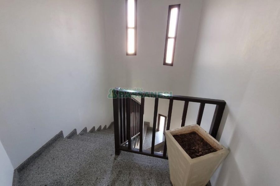 Casa com 353m², 4 dormitórios, 2 vagas, no bairro Petrópolis em Caxias do Sul para Comprar