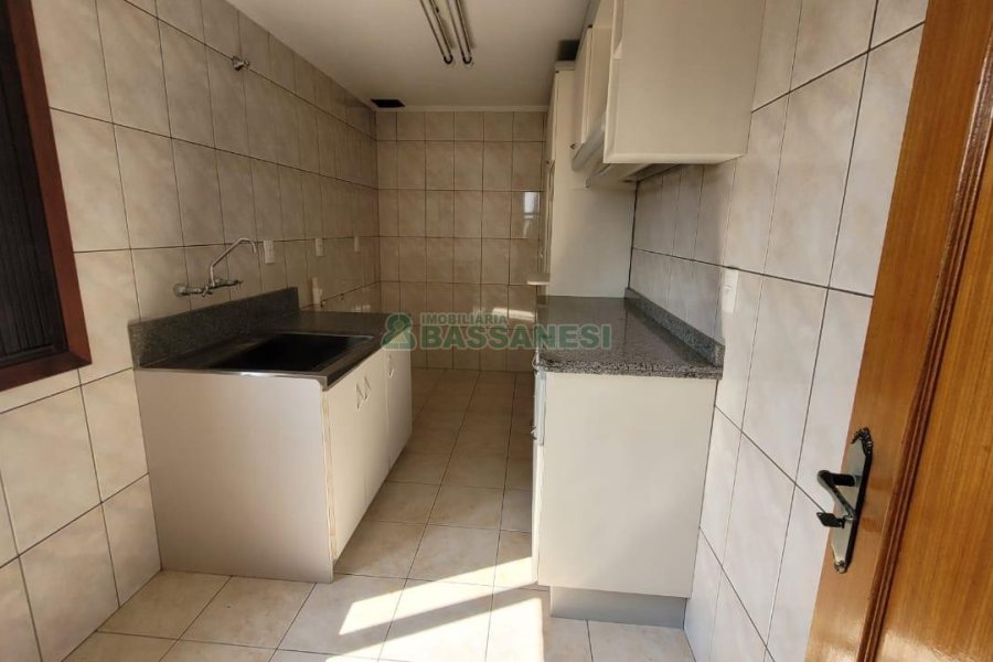 Casa com 353m², 4 dormitórios, 2 vagas, no bairro Petrópolis em Caxias do Sul para Comprar